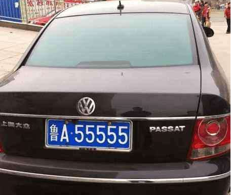 买二手车，车和车牌能一块过户吗？