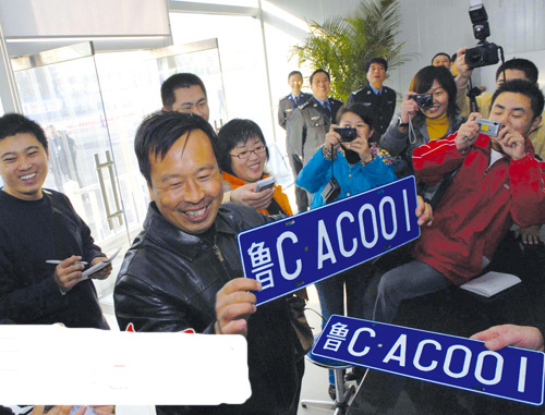 2018年济南二手车过户可以连车牌一起过户给对方了吗？