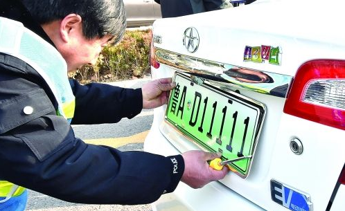 汽车号牌上需要装4个螺丝哦，装错了扣分还罚款