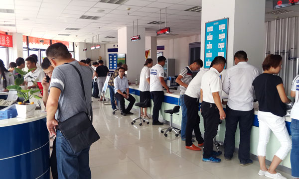 在二手车交易过户繁忙时节选择一条快车道