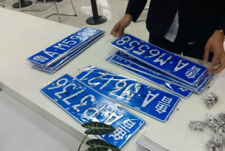 车辆过户用原号牌如何操作？